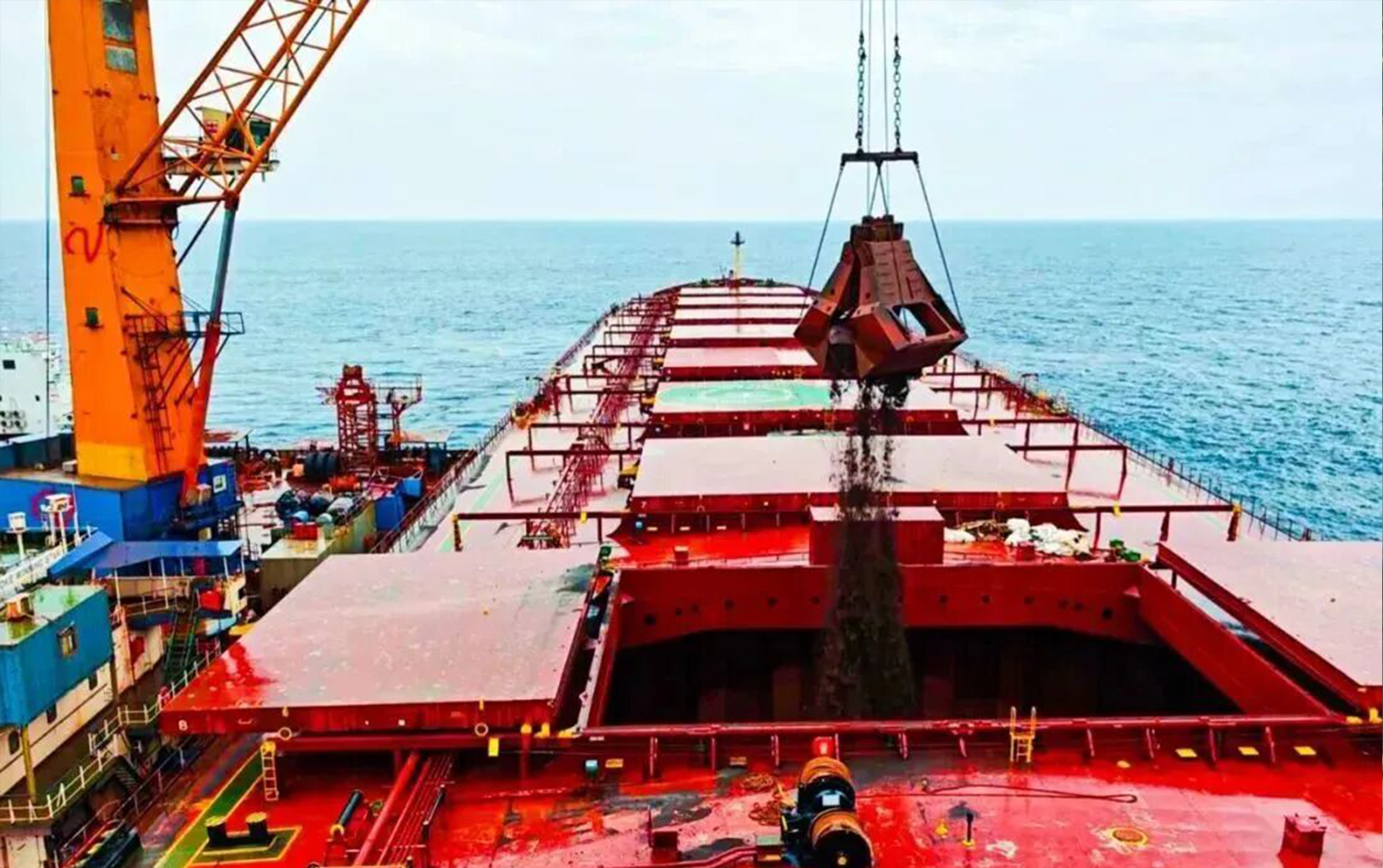 On December 3, 2025, the Simandou project successfully launched its first batch of iron ore, marking a new turning point in the global iron ore supply chain. This world-class iron ore mine, developed through Sino-African cooperation, officially commenced commercial operation.